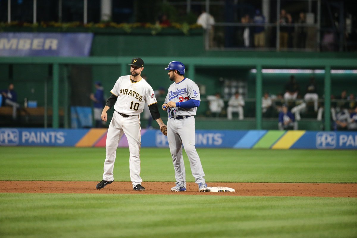 A #CapTip from us to <a href="/Adrian_ElTitan/">Adrián González OLY</a> on career hit number 2,000.