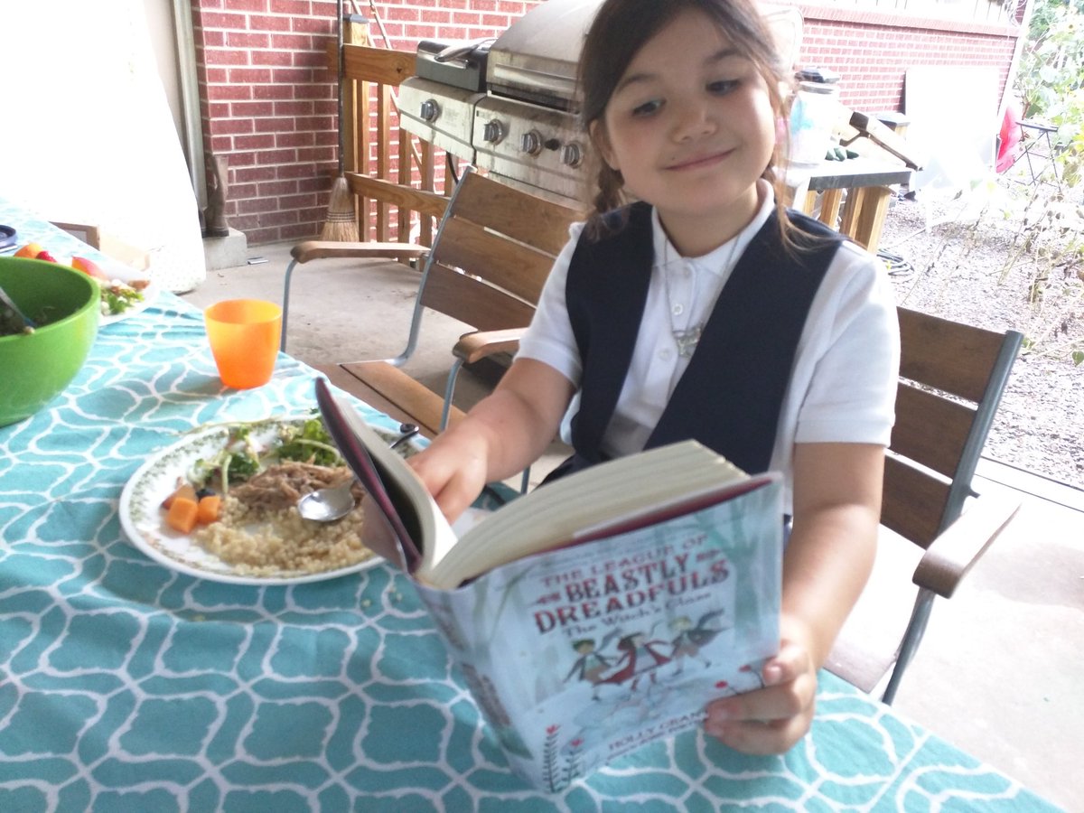 Gadgetress's tweet photo. Eat your dinner.. oh wait! It's the new @HollyMMGrant book!! Started reading at 5:45pm &amp; now on page 230 @randomhousekids #BeastlyDreadfuls https://t.co/XBASkfs7Wt