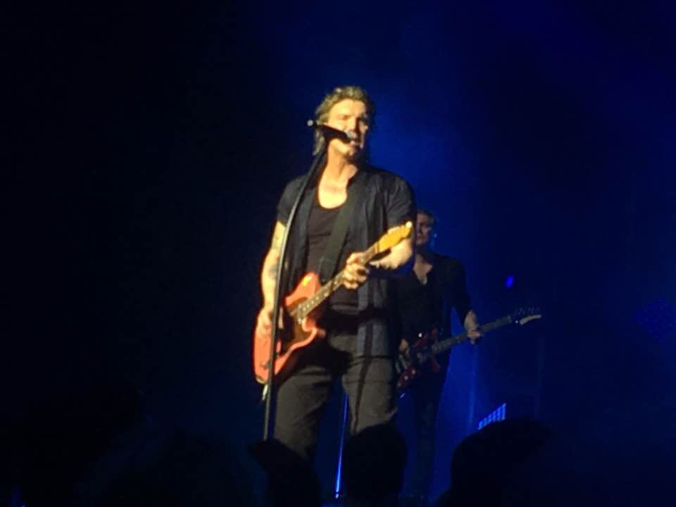AbsoluteGoo's tweet photo. The @googoodolls are on stage at @PierSixPavilion ! #Baltimore #longwayhometour #ggdboxes https://t.co/QEvrEhx7YY
