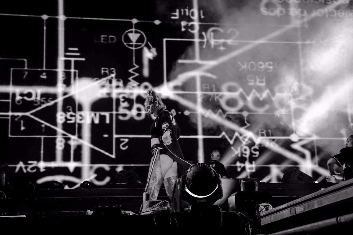 [2017 밸리록 사진 전시회 #04]
"사진, 음악을 사랑하다" by 안웅철 작가
설명과 함께 보기 : facebook.com/valleyrockfest…