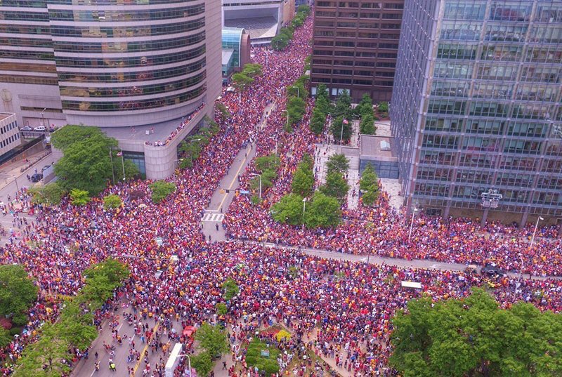 RedTRaccoon's tweet photo. Trump supporters are saying this pic is the #PhoenixRally

It's the Cleveland Cavaliers victory parade

#fakenews

https://t.co/KqOU6awMOZ https://t.co/ersv6Fu9hl