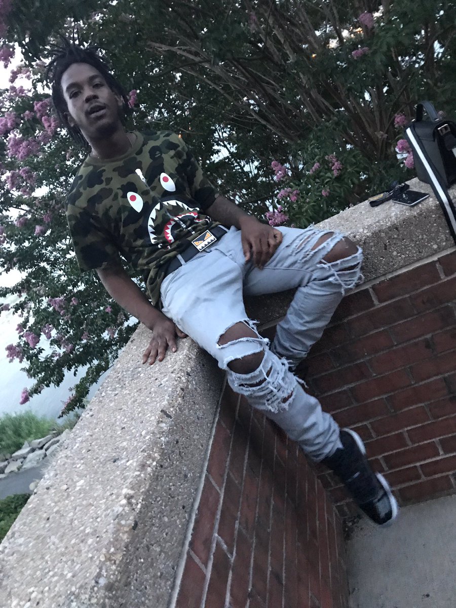 Zone10Gee's tweet photo. Mixing Desiigner 😈🐵💰 https://t.co/4mQbWV61Kh