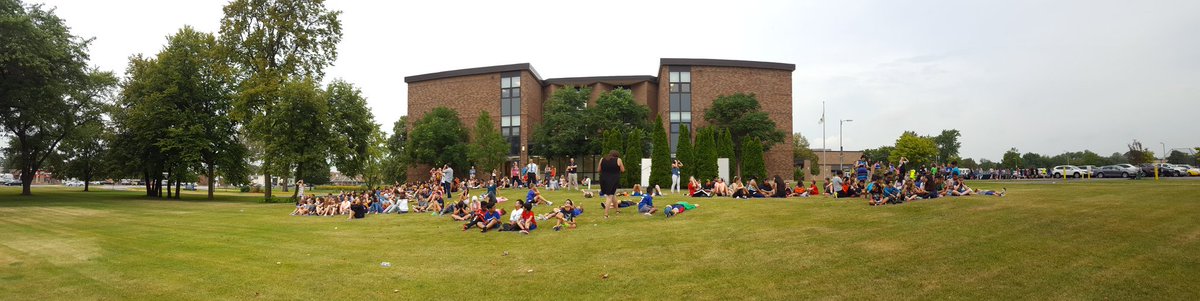 MrSender21's tweet photo. So cool! Eclipse with my 6th gr Ss @ChurchvilleD205  #SolarEclipse2017 #authenticlearning #buildrelationships #wearechurchville #IgniteD205 https://t.co/mNUTeZWq64