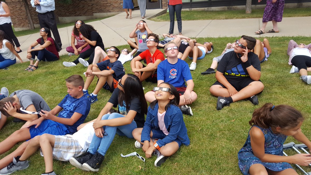 MrSender21's tweet photo. So cool! Eclipse with my 6th gr Ss @ChurchvilleD205  #SolarEclipse2017 #authenticlearning #buildrelationships #wearechurchville #IgniteD205 https://t.co/mNUTeZWq64