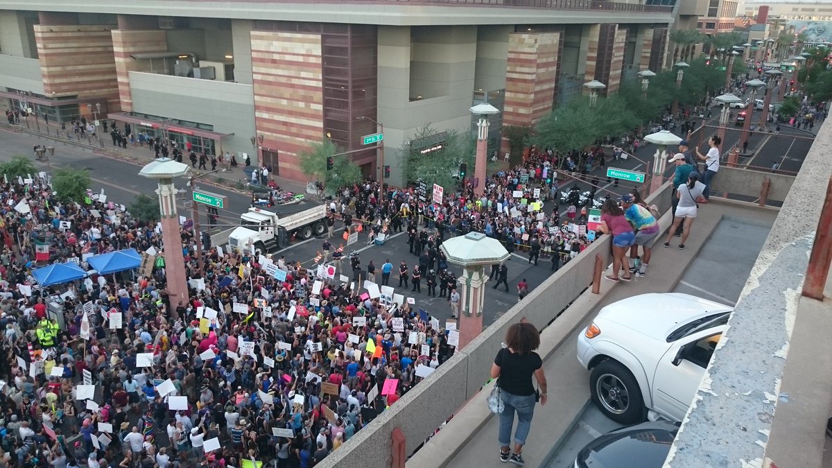 JonathanPerrine's tweet photo. #resistphoenix https://t.co/EcgB1bhLfn