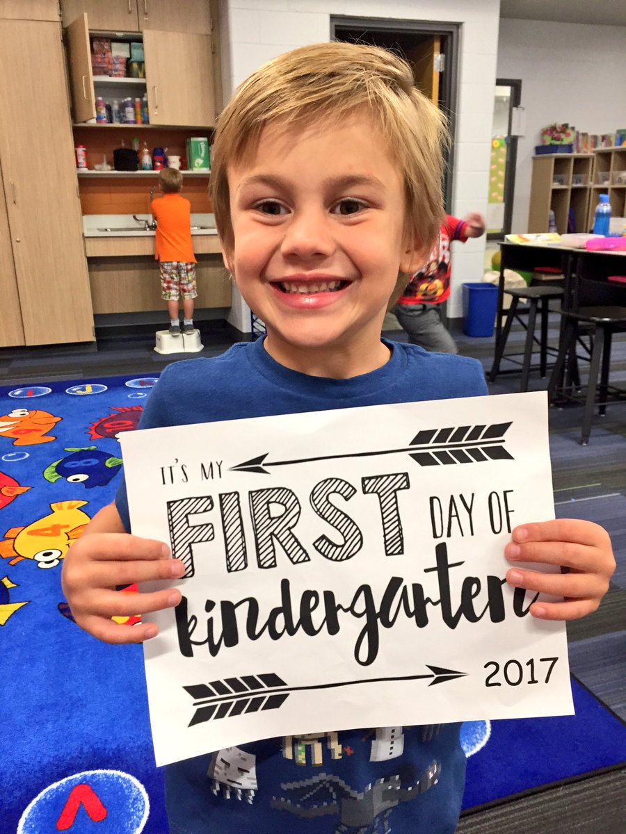 MissNick15's tweet photo. Excited friends on their first day of K!!! #missnick'sfriends @Bulldogs512 #ourSMSDstory https://t.co/me4FA48BUf