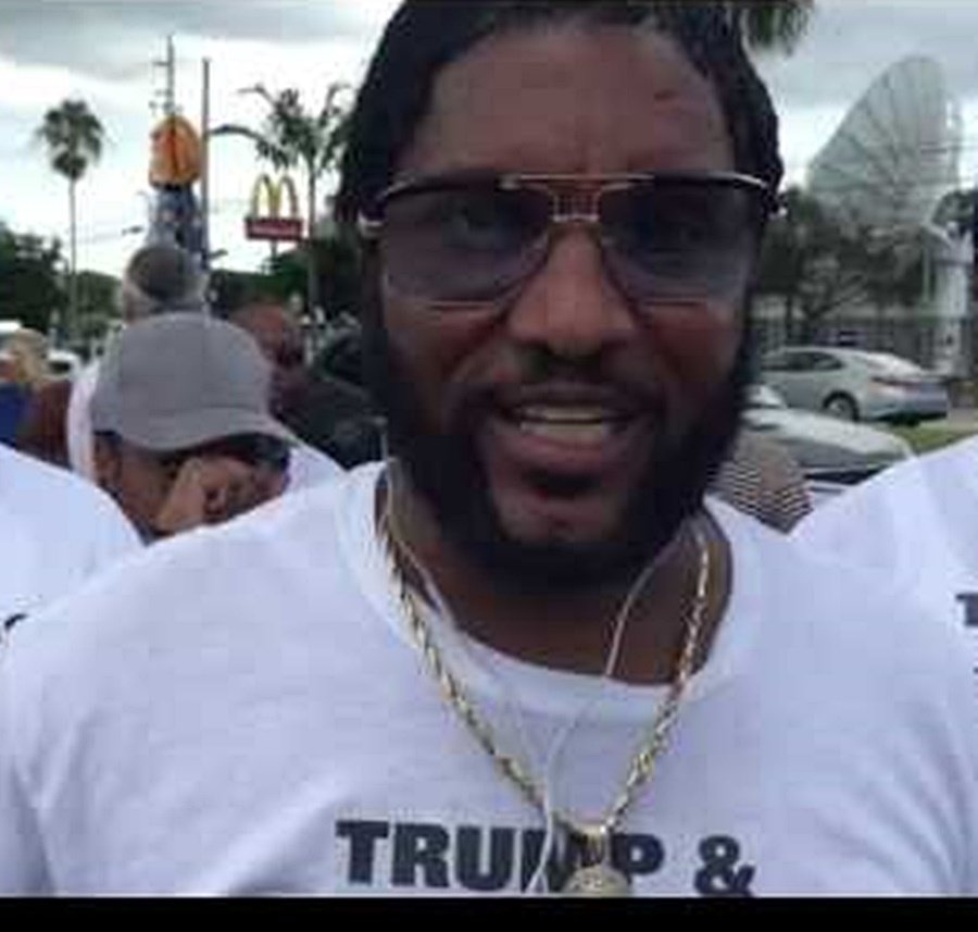 Sterlingartz's tweet photo. behind #Trump is Michael Symonette/Maurice Woodside a batshit crazy black nationalist cultist from https://t.co/v17JvWkTHs #PhoenixRally https://t.co/UcrivGSbf4