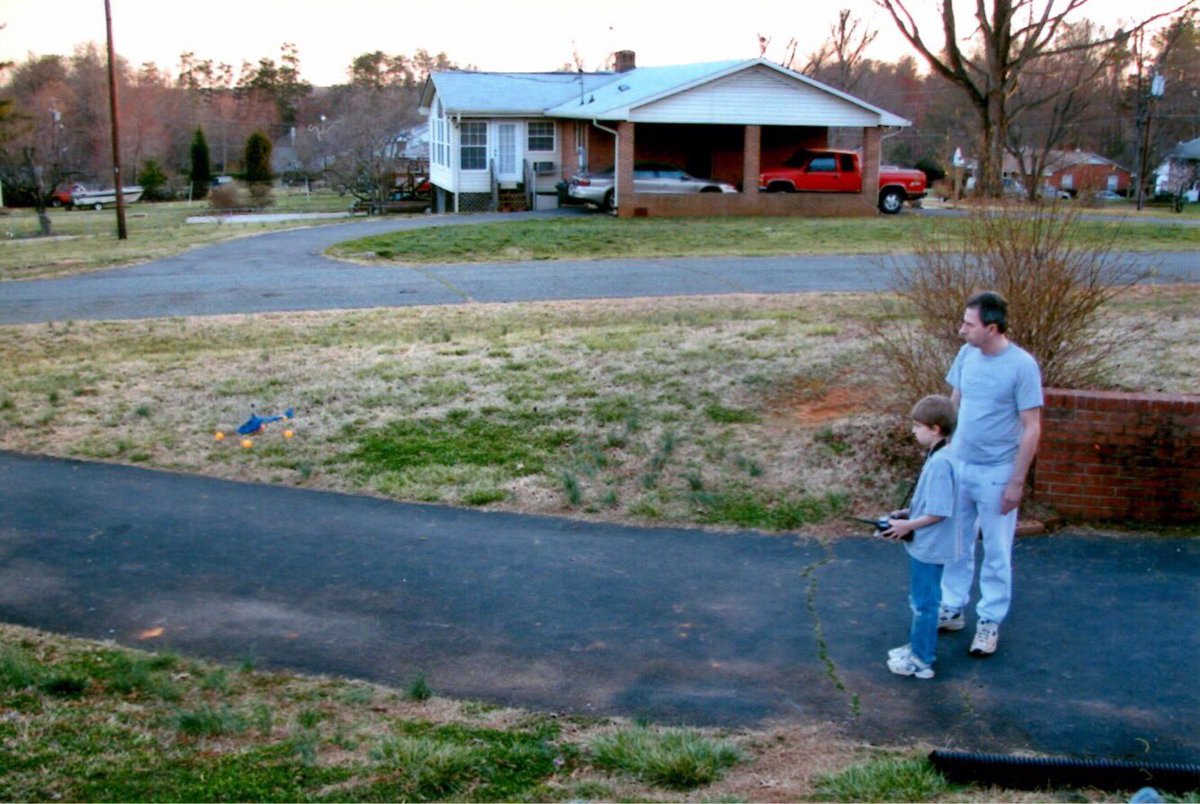 markp_1998's tweet image. #TransformationTuesday 2007-2017
My first heli the Blade CX2 (which I still have!) and my current Logo 700xx #mikadousa #rcheli #oldvsnew