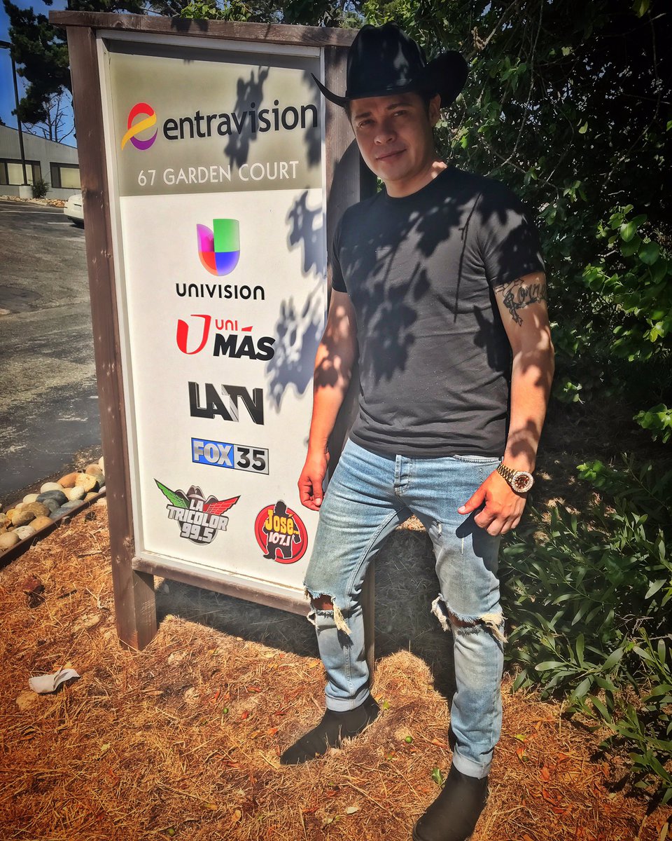 LTorresofficial's tweet photo. Aquí En Los Studios De Univision 67 
#leonardoTorres #elbandolero @nancytinajero_ https://t.co/7BUYpDfUTR