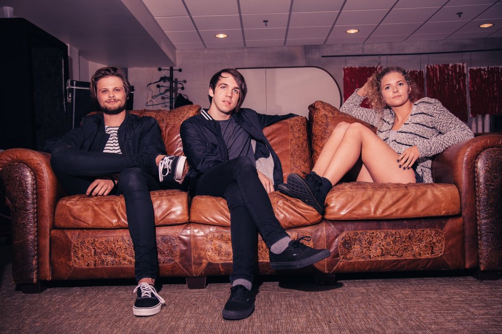 earlyjuneband's tweet photo. Sometime before a photo shoot with @CupK8y #earlyjune #dreamers #home https://t.co/Pxh1l5jtkh