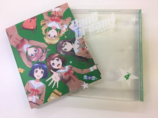 bang_dream_info's tweet photo. 【BD Vol.4本日発売!!】
今回のジャケットはポピパ全員集合！（おっちゃんもいます!）描き下ろしイラスト使用の全巻収納BOXに全巻入る日が楽しみです‥！1月13日（土）の「ガルパライブ＆ガルパーティ！in東京」の優先購入申込券も封入されていますのでお見逃しなく！ #バンドリ https://t.co/V1FUCfMN1V