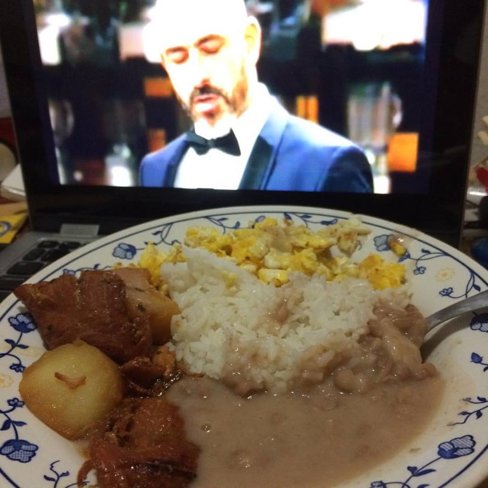 Larika da noite assistindo a final do masterchef!! Irmão Fogaça de olho no rangão kkkkk <a href="/fogaca_henrique/">Henrique Fogaça</a> #mexidaomasterchef #finalmasterchef