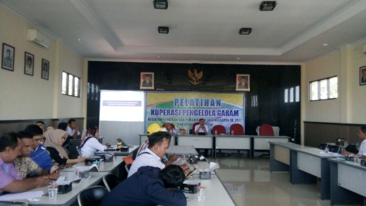 HendraSyuhe's tweet photo. Luhkan PNS dan PPB Kab.indramayu menfasilitasi Pelatihan Koperasi Pengelola Garam #AksiPPB @fisheris_ @dpp_ipkani @puslatluhkp @kkpgoid https://t.co/7rKp94sE4r