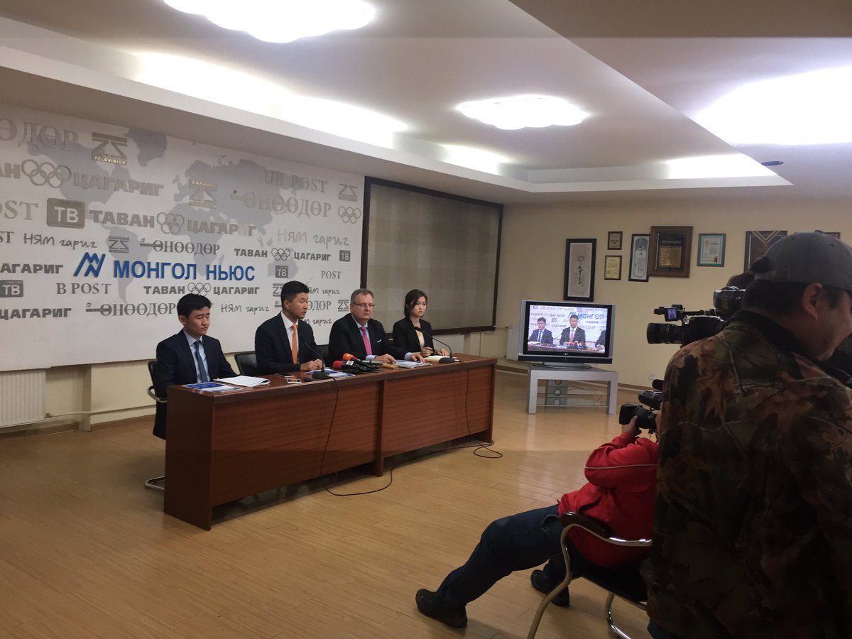 Зээлийн хүүг бууруулах үндэсний стратегийг яг одоо танилцуулж байна.