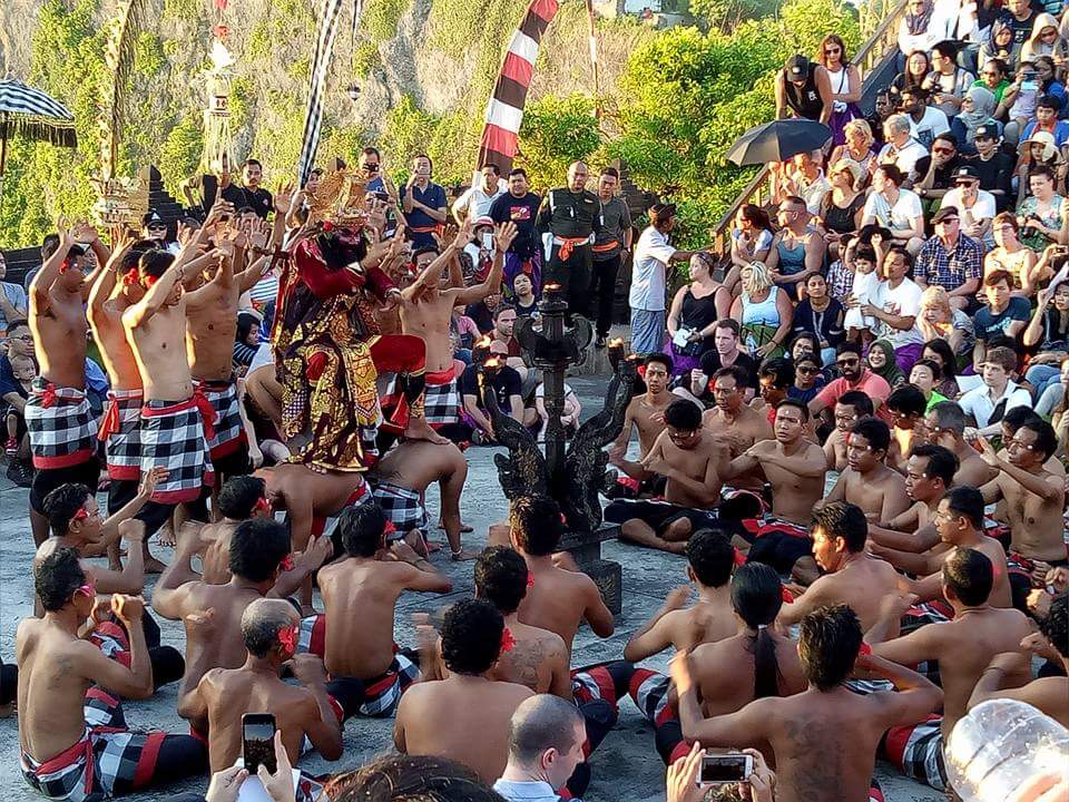 JackItem's tweet photo. Cak cak cak...

Keunikan &amp; kemistikan gerakan #TariKecak selalu memukau wisatawan domestik maupun manca negara.

https://t.co/oCcDpM68Su https://t.co/FvFDxsf3CE