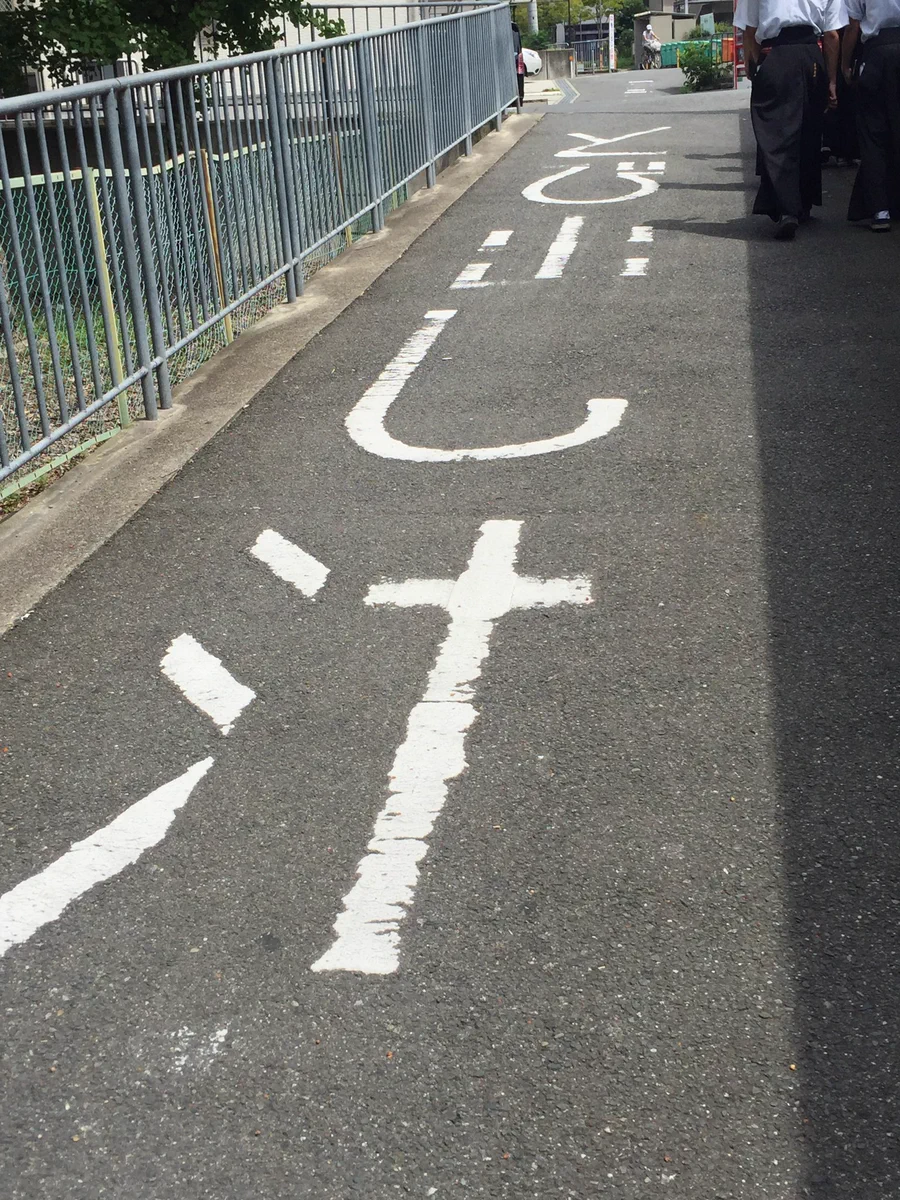 何を注意すればいいんだよｗとび出し汁になっている路面標示ｗｗｗ