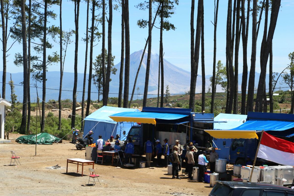Mensos menyalurkan bantuan jaminan hidup utk 624 KK Desa Kutarayat yg tlh kembali dari pengungsian Sinabung Rp 2.164.500.000, Selasa (23/08)