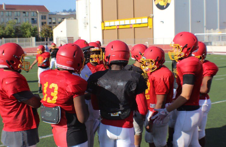 Bhsjacketfball's tweet photo. Coach Minor getting the offense right! #BerkeleyFootball https://t.co/loJ3lzIW4d