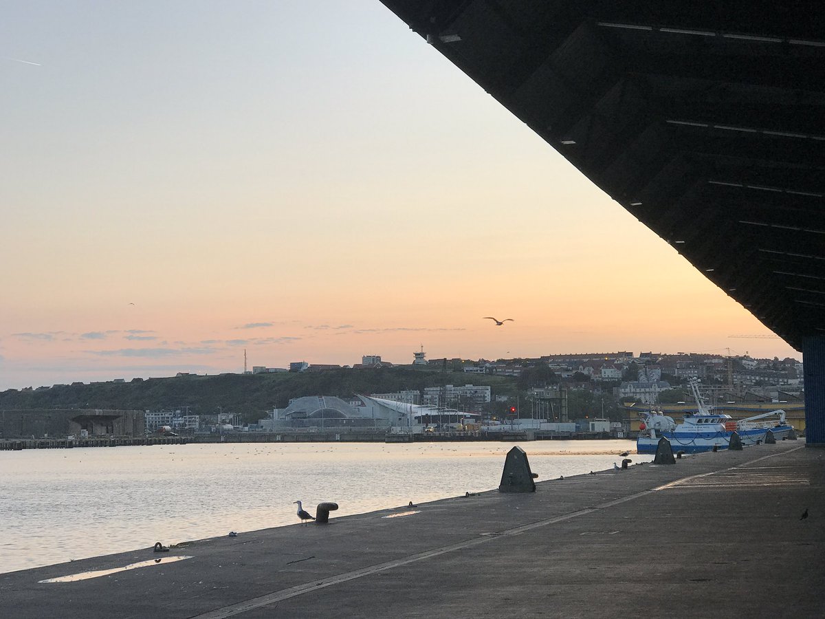 NicoUnipeche's tweet photo. Empty harbour in the morning... #fishing #sun #morning #boulogne-sur-mer https://t.co/NuLfV8hEoK