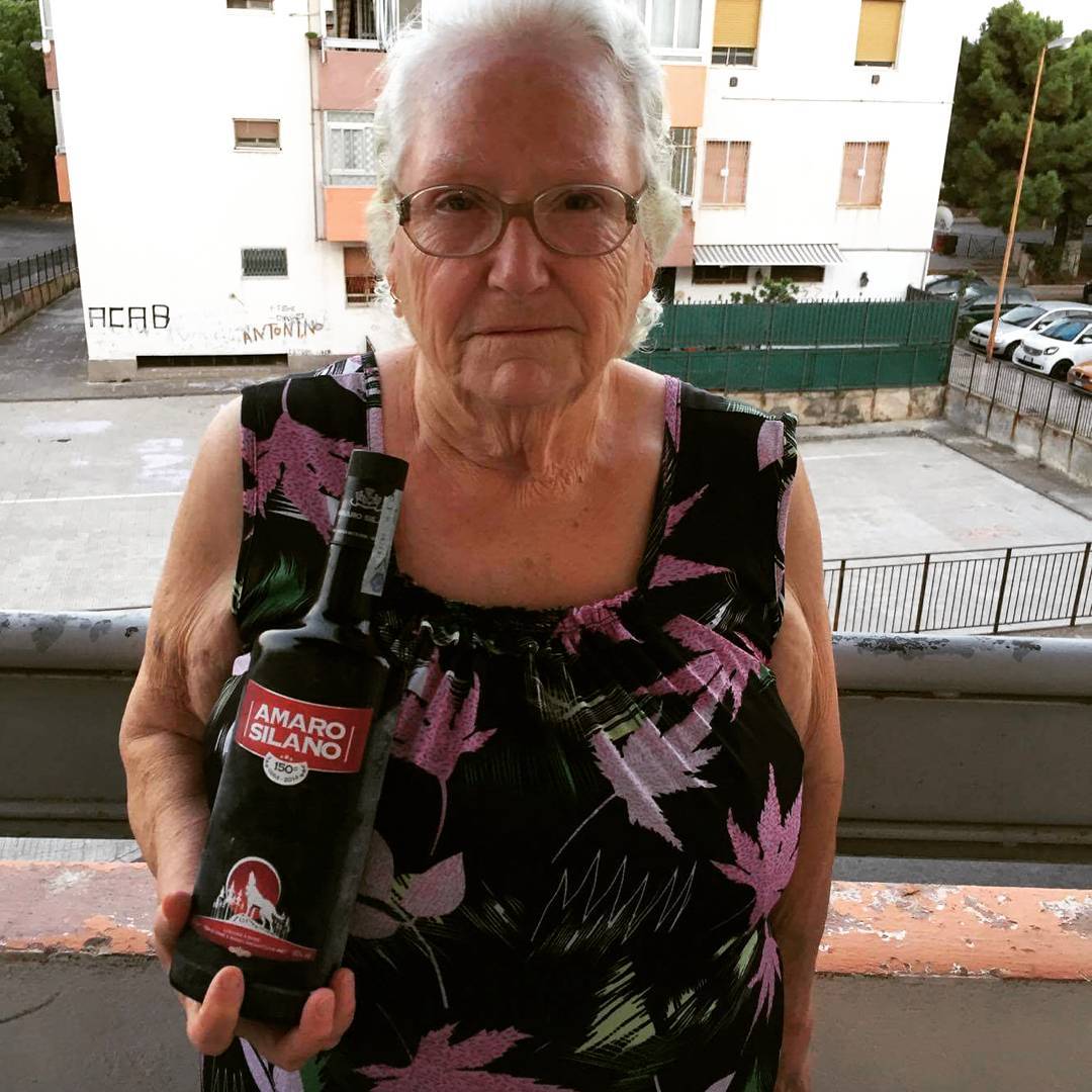 Anche le #nonne bevono #fuoridalbranco!!!
#amarosilano #amarosilano1864 #BoscoLiquori #tradizione #estate2017