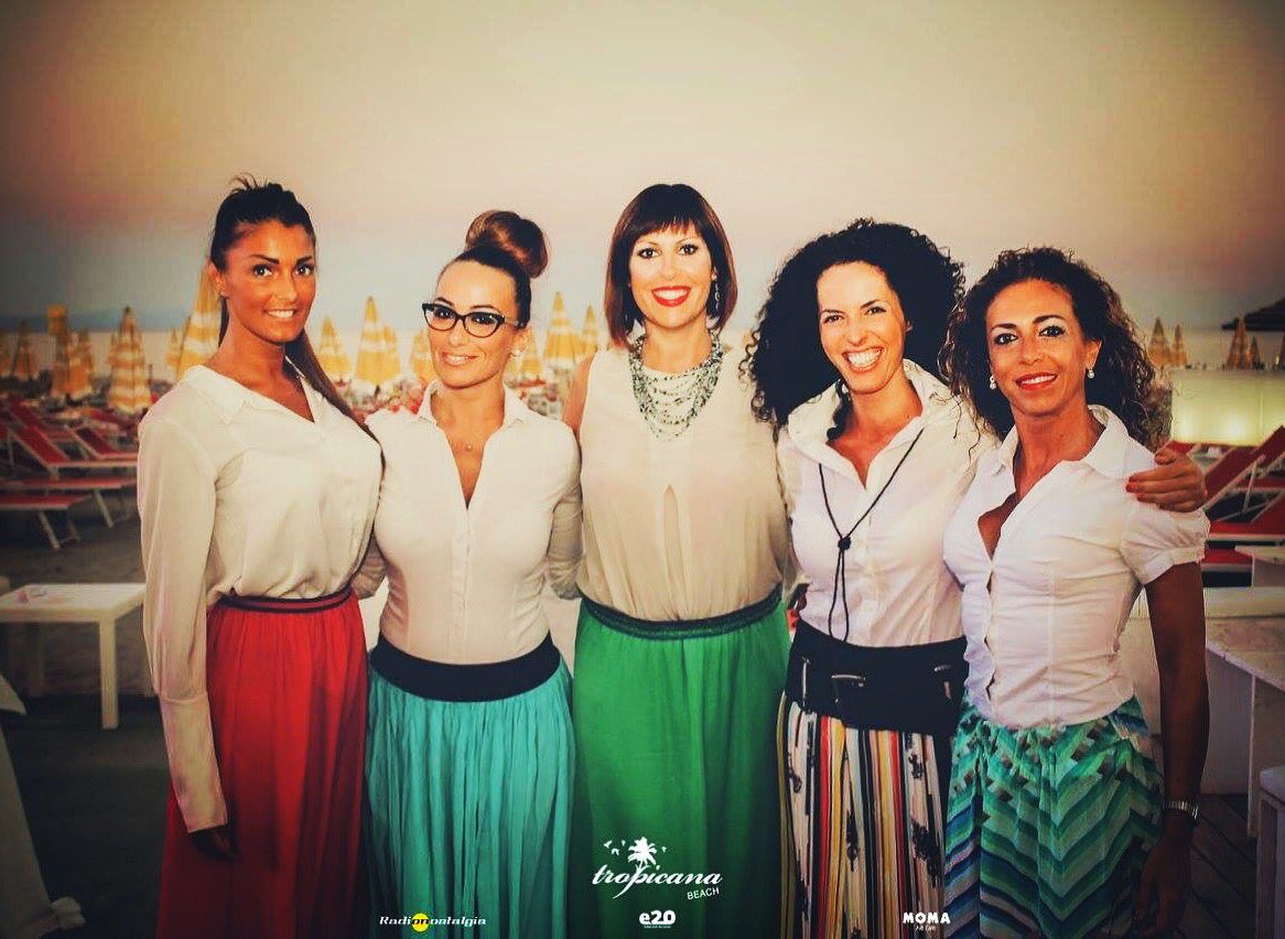 Claudia77cla's tweet photo. #Tropicana #party #martedì #amici https://t.co/Y9FHVl24ps