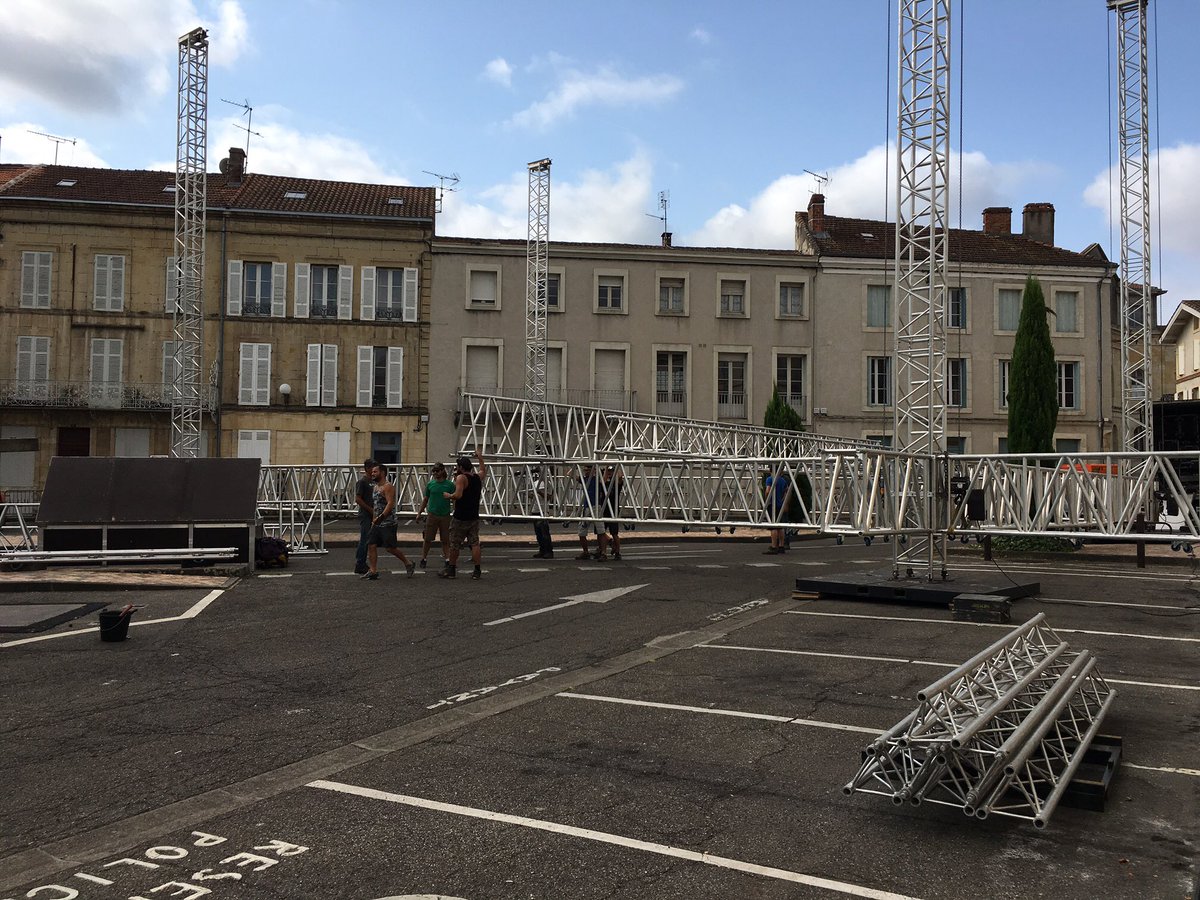 À <a href="/villeagen/">Ville d'Agen 🇫🇷🇪🇺🇺🇦</a> alors que Garonne est basse, la scène monte ! JMSON est dans la place, ça sent bon le <a href="/PruneauShow/">pruneaushow</a> et les fêtes d'Agen !