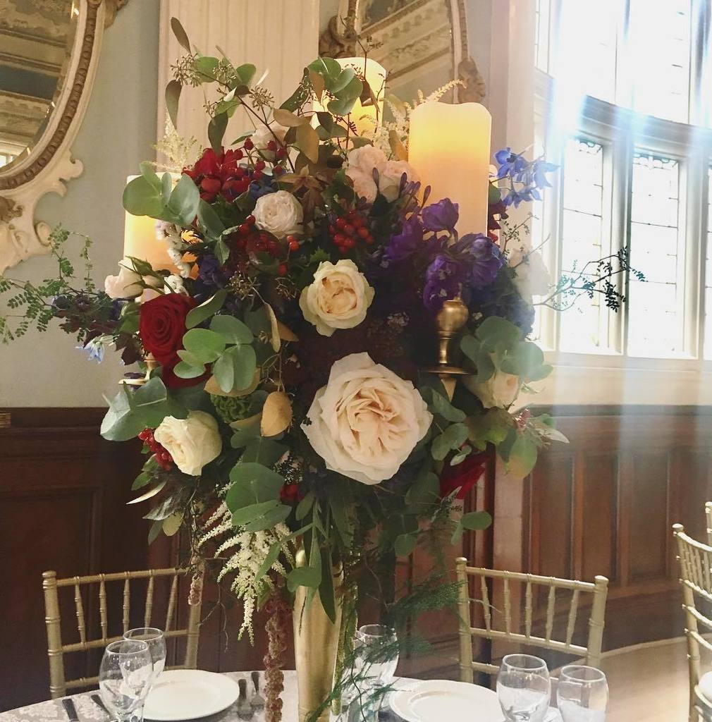 That light! ☺️
.
.
#ohararoses #candelabraflowers #wildflowers #englishgreenery #weddingflorist #weddingdecor #you… ift.tt/2wxoqcN