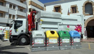 AdtEivissa's tweet photo. Bones pràctiques #ResiduZeroII:
A @Sta_Eularia han augmentat la recollida selectiva d'envasos a empreses + d'un 20% https://t.co/V8ZKSSMJJg https://t.co/dvSSVG4S5r