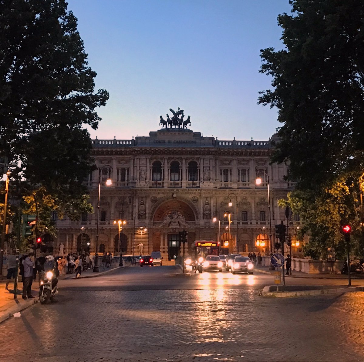 I can't wait to wander these streets again! 💕 #romeingaround #nevergetsold  #walkablerome #cittaeterna #travelblog #mydailyrome