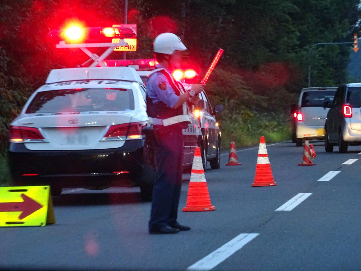 かこてつ A Twitter 国道237号西神楽付近で事故が起きてました 大型トラックと乗用車が正面衝突したようです 乗用車はレッカーされましたが トラックがまだのため車線規制中でした この影響で国道237号は北美瑛駅付近から旭川方面が通行止めになっています