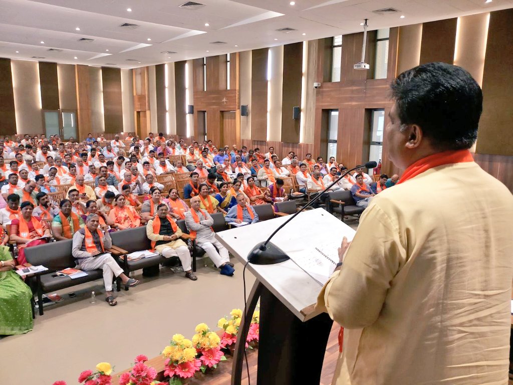 BJP4Gujarat's tweet photo. ભાજપના પ્રદેશ કાર્યાલય 'શ્રીકમલમ્' ખાતે પ્રદેશ બેઠકનું આયોજન કરવામાં આવ્યુ જેમાં આગામી રાજકીય કાર્યક્રમો અંગે વિસ્તૃત ચર્ચા કરવામાં આવી https://t.co/epeXSuAgs6