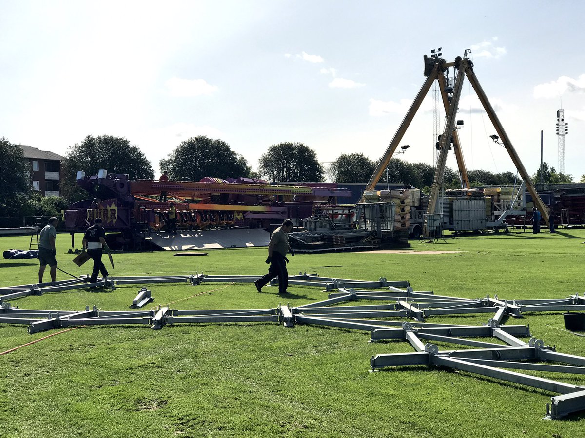 GlostrupFest's tweet photo. Der arbejdes på højtryk for at få tivoliet færdig til på fredag💪 #GlostrupFestival #MitGlostrup #Glostrup https://t.co/FTxzoDpO5Y
