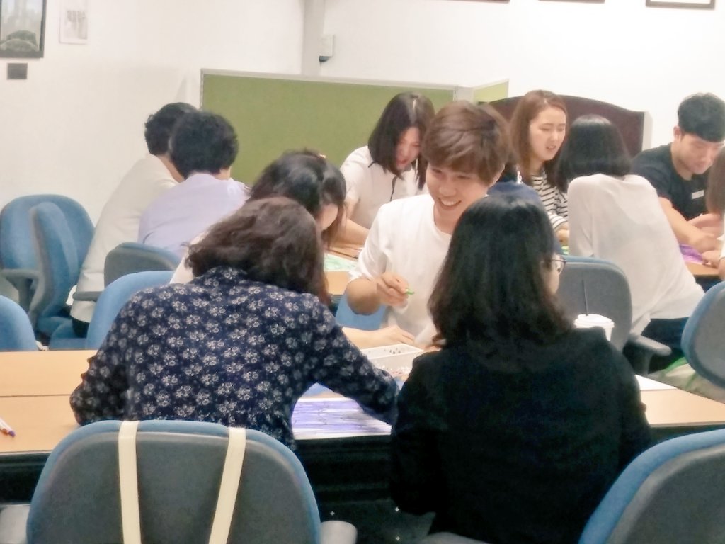 _sn_family's tweet photo. 8월 23일 수요일
롯데백화점 분당점에서 재직근로자분들과 함께 미술치료를 진행하고 있습니다 :)
오랜만에 잡아보는 크레파스로 스트레스 해소~😄!
#성남시건강가정지원센터 #가족여성과 #찾아가는가족사업 https://t.co/A2JlhZaG0V
