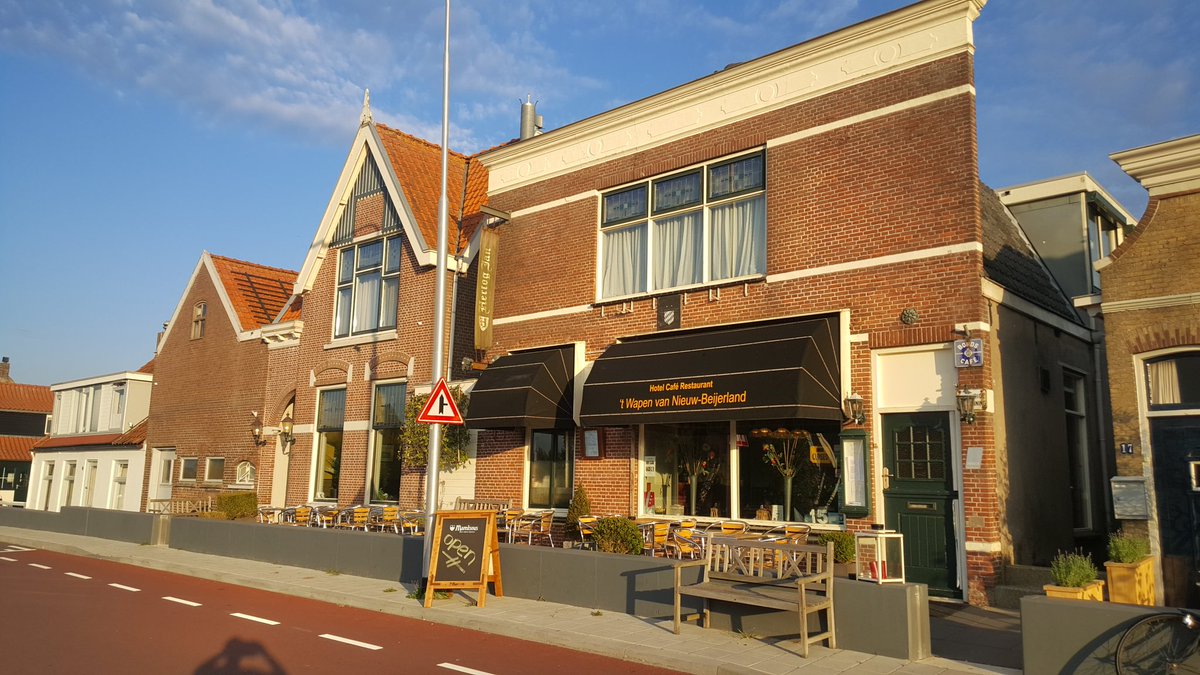 maikelcoomans85's tweet photo. Wat een feest! Had 2 min om gastvrijheid te testen #postcodeparcours #nieuwbeijerland ENNN GELUKT! Ontbijt gekregen @wapennb @RTV_Rijnmond https://t.co/Sd5W1LQ3dD