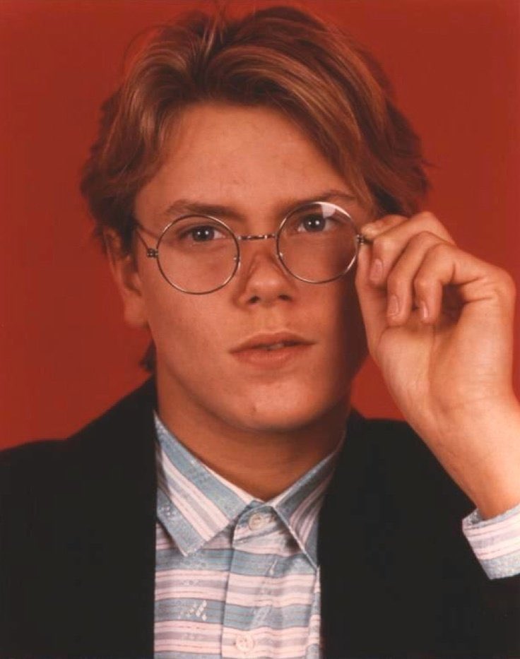 Good night to the lovely river phoenix. hope you and your beautiful mind and soul are resting easy. happy birthday. 