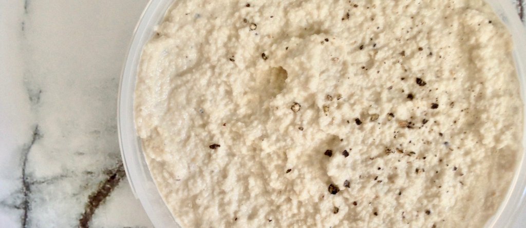 Getest: Plantaardige cashew-ricotta van The Simple Veganista devegakluns.com/2017/08/23/get…