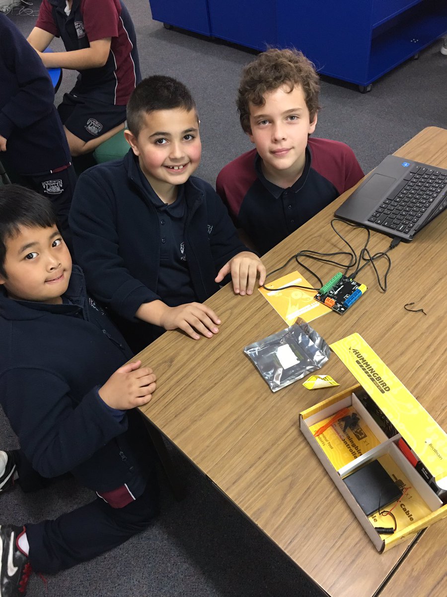 Makerspace_SPA's tweet photo. #RoboticsClub @ SPA exploring #hummingbirdarduinos We are so impressed we coded the LED light to turn on Mixed groups of Gr 3 4 &amp; 5 students https://t.co/F6taGd30se