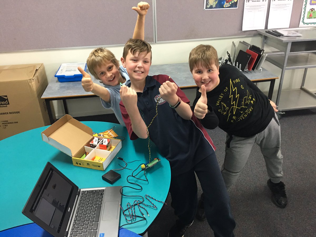 Makerspace_SPA's tweet photo. #RoboticsClub @ SPA exploring #hummingbirdarduinos We are so impressed we coded the LED light to turn on Mixed groups of Gr 3 4 &amp; 5 students https://t.co/F6taGd30se