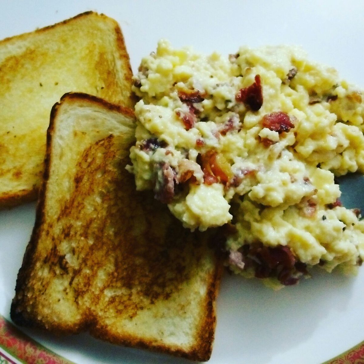 BadMoFo97's tweet photo. @GordonRamsay what do you think of my scrambled eggs with bacon and toast https://t.co/8G88eVZtX6