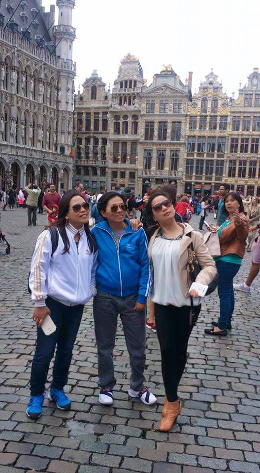 RcRubylyn's tweet photo. Being with this 2 beautiful ladies in brussels belgium is what i always wanted to happen @GrandPlaceSquare brussels belgium europe https://t.co/jNUYzYYQgW