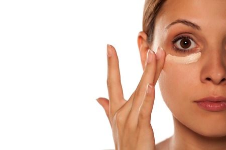 Use only fresh and natural ingredients on the delicate under eye area for best results: buff.ly/2vJWjUG #beauty #wellness #eyes #age