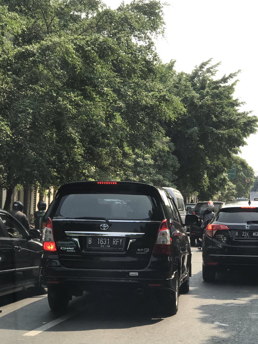 B 1631 RFY arogan dijalan antrian lampu makam Taman Pahlawan, hati-hati nyupirnya Pak <a href="/TMCPoldaMetro/">TMC Polda Metro Jaya</a>
