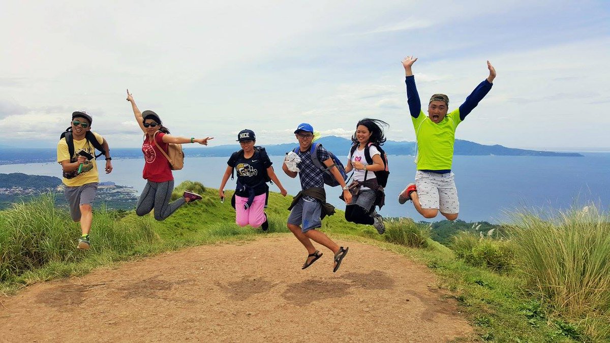 amocalalo's tweet photo. Dare to jump! 
@ Mt. Pinagbandirahan (Gulugod Baboy Peak), Anilao, Batangas https://t.co/NOUHXk6HY8