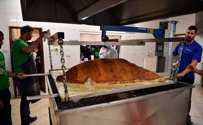 ndtv's tweet image. Meet the world's largest samosa at 153 kilos (ignore the calories) ndtv.com/offbeat/worlds…
