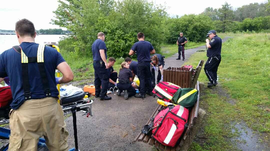 Emergency crews rescue man from #Ottawa River:   bit.ly/2vepRbO #ottnews https://t.co/Nn22lJohvH