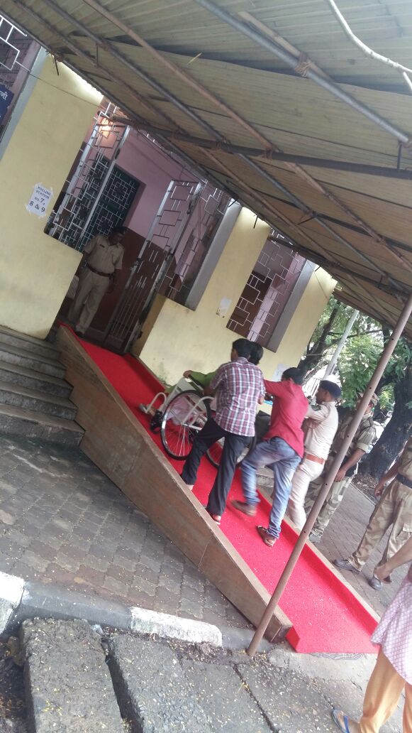CEO_Goa's tweet photo. #InclusiveElections
Assistance to Senior Citizens and PwD Voters at byelections
#GoaVotes2017 https://t.co/MQjYpJ46Xs