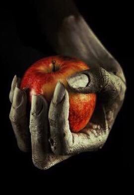 GrimmObsession's tweet photo. Come here my dear, take a bite, and cross over to the dark side - coming to @thecakeshows in birmingham 3rd-5th Nov 2017 #grimmsnow #cake https://t.co/dWIF89mgvm