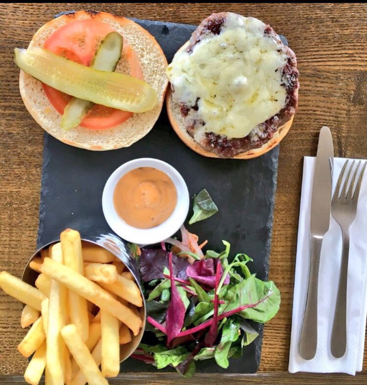 NewsAlertsUK's tweet photo. Open from 12pm 

Serving good honest pub food 

Kids swing park

2 carparks 

Forest setting 

#DogMenu 

#Highbeech #Loughton #Essex #Pub https://t.co/v73zmmFRwa