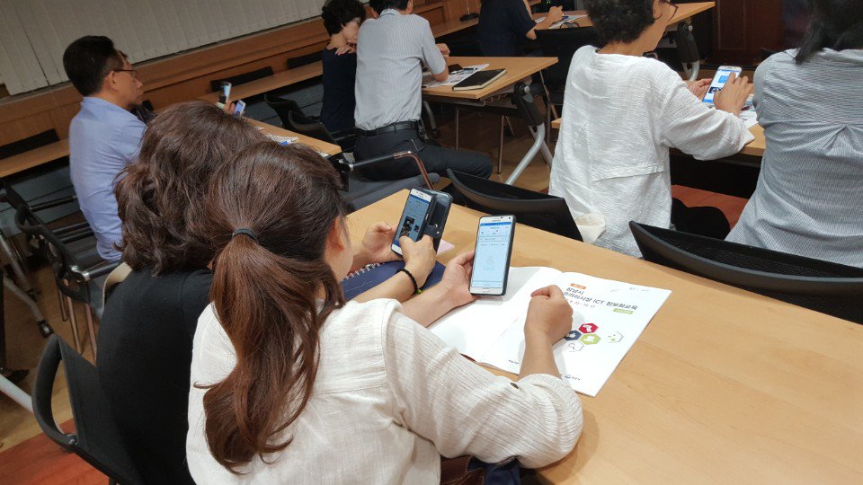 [2017년 수내2동 코끼리시장 정보화교육]

수내2동 전통시장인 코끼리상가가 골목형시장 사업에 첫발을 내딛었습니다.

상권활성화재단에서 지원해 코끼리상가 상인 대상으로 ICT정보화교육 (초급과정) 이수하고 있습니다.

#성남시 #수내2동