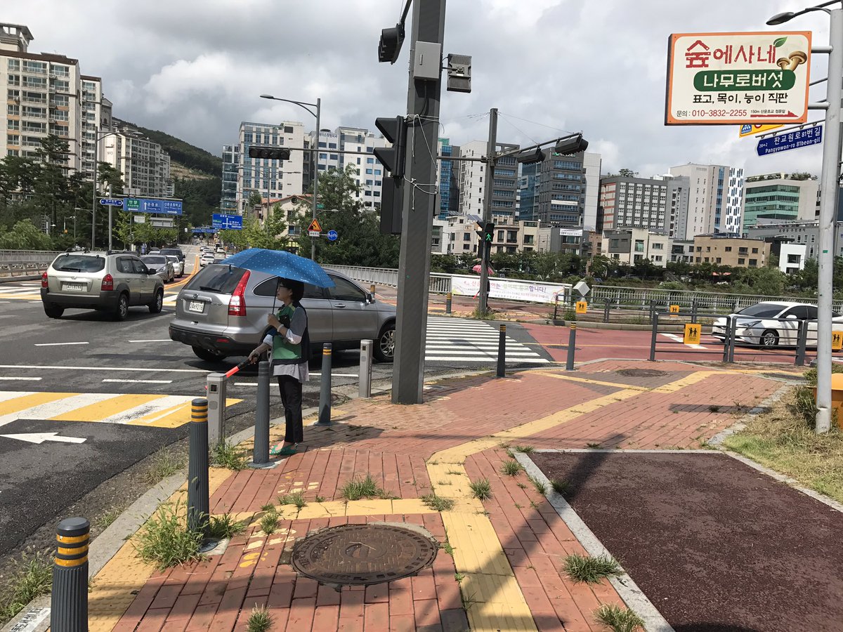 #성남시 #운중동
금일(8.23.) 을지연습 연계 민방공 대피훈련이 실시 되었습니다. 비상 상황 발생에 대비하여 주요 도로 통제 및 주민대피 유도 훈련 등이 이루어졌습니다. 궂은 날씨에 참여해 주신 통장님들 고생 많으셨습니다.